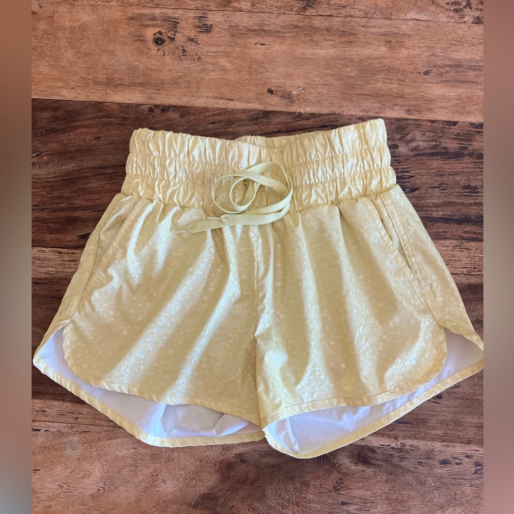 ZYIA Active bubbles hi rise bomber shorts fizzy lemon yellow size Small